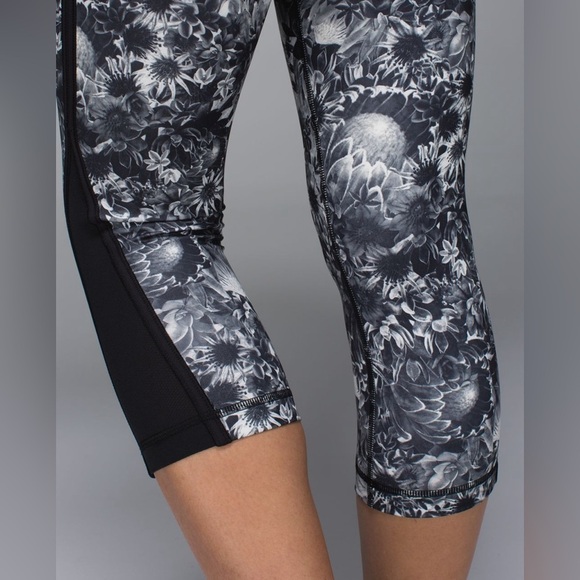 Lululemon Up The Pace Crop Flowabunga Black Angel Wing / Black / Angel Wing Sz 6 - Picture 6 of 11